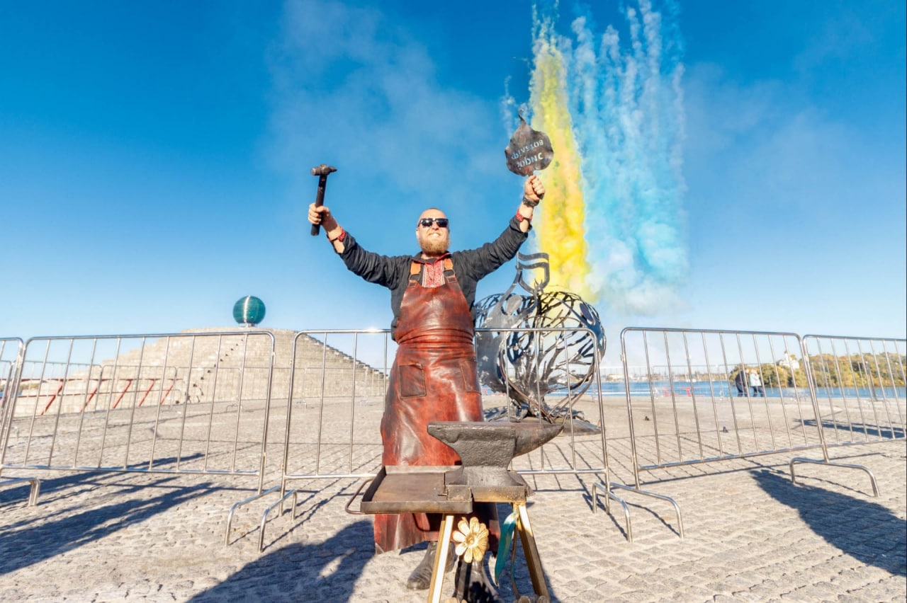 Grand_opening_sculpture_TALISMAN_OF_THE_CITY_OF_DNIPRO_author_Koval.jpg